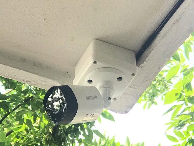 Cámara bala instalada bajo el alero de una vivienda