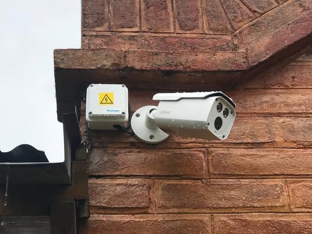 Dos cámaras exteriores montadas sobre una pared de ladrillo