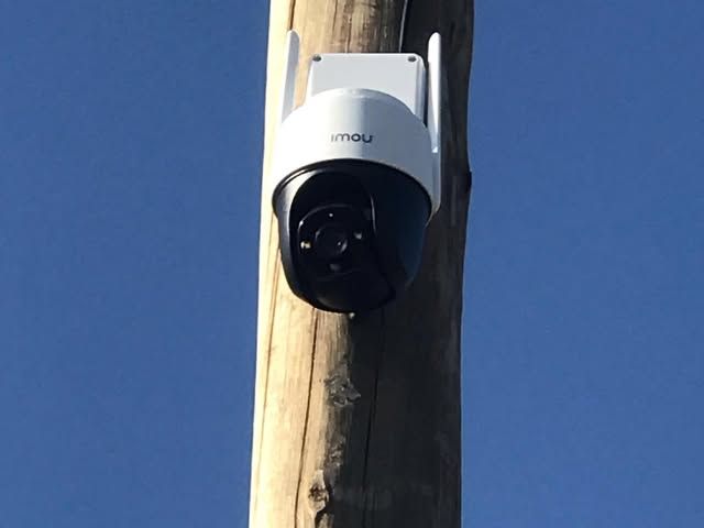 Cámara motorizada instalada sobre un poste