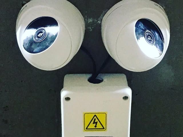 Equipos de iluminación infrarroja y caja de conexión en un exterior